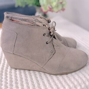 Toms Taupe Suede Desert Wedge Booties. Size 10 MSRP $139.95 on Amazon!